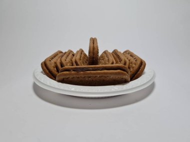 Un ve çikolata tadı olan diğer malzemelerden yapılan abur cuburlara bisküvi denir.