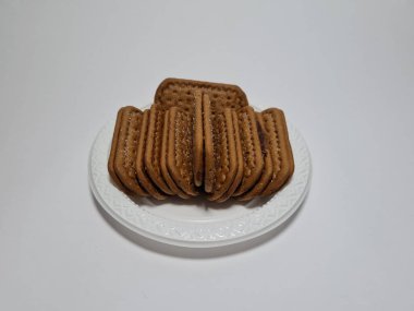 Un ve çikolata tadı olan diğer malzemelerden yapılan abur cuburlara bisküvi denir.