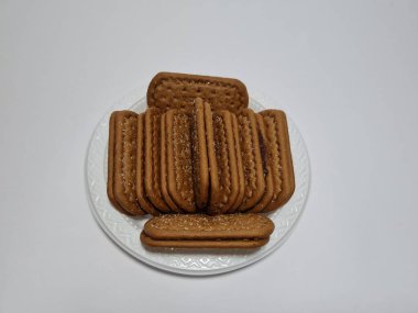 Un ve çikolata tadı olan diğer malzemelerden yapılan abur cuburlara bisküvi denir.