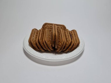 Un ve çikolata tadı olan diğer malzemelerden yapılan abur cuburlara bisküvi denir.