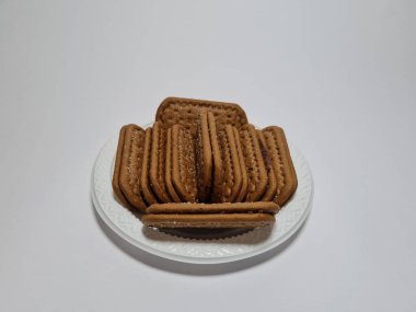 Un ve çikolata tadı olan diğer malzemelerden yapılan abur cuburlara bisküvi denir.