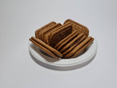 Un ve çikolata tadı olan diğer malzemelerden yapılan abur cuburlara bisküvi denir.