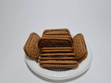 Un ve çikolata tadı olan diğer malzemelerden yapılan abur cuburlara bisküvi denir.