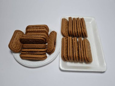 Un ve çikolata tadı olan diğer malzemelerden yapılan abur cuburlara bisküvi denir.