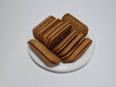 Un ve çikolata tadı olan diğer malzemelerden yapılan abur cuburlara bisküvi denir.