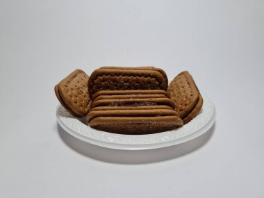 Un ve çikolata tadı olan diğer malzemelerden yapılan abur cuburlara bisküvi denir.