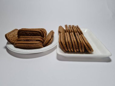 Un ve çikolata tadı olan diğer malzemelerden yapılan abur cuburlara bisküvi denir.