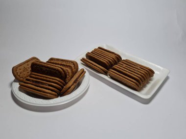 Un ve çikolata tadı olan diğer malzemelerden yapılan abur cuburlara bisküvi denir.