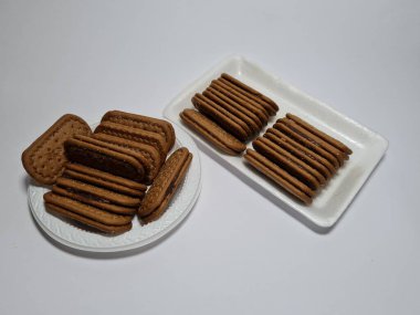 Un ve çikolata tadı olan diğer malzemelerden yapılan abur cuburlara bisküvi denir.