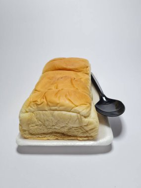 Çikolata aromalı ekmek beyaz bir kabın içinde elle parçalanabilir.