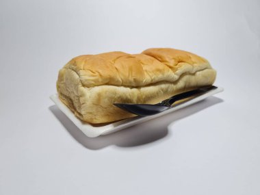 Çikolata aromalı ekmek beyaz bir kabın içinde elle parçalanabilir.