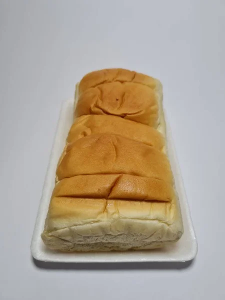 白い容器に手で裂けるチョコレート風味のパン — ストック写真