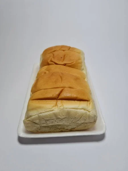 Σοκολάτα Αρωματισμένο Ψωμί Που Μπορεί Σχιστεί Χέρι Ένα Λευκό Δοχείο — Φωτογραφία Αρχείου