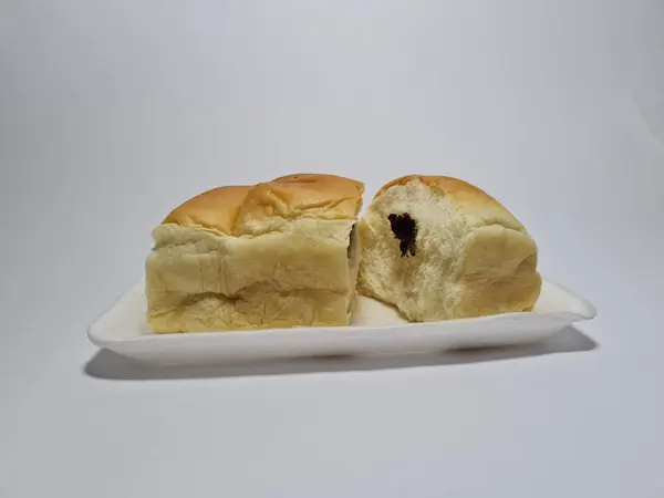 Çikolata Aromalı Ekmek Beyaz Bir Kabın Içinde Elle Parçalanabilir — Stok fotoğraf