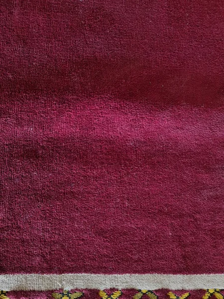 白い色の組み合わせで赤い柔らかい繊維のカーペットの背景 — ストック写真