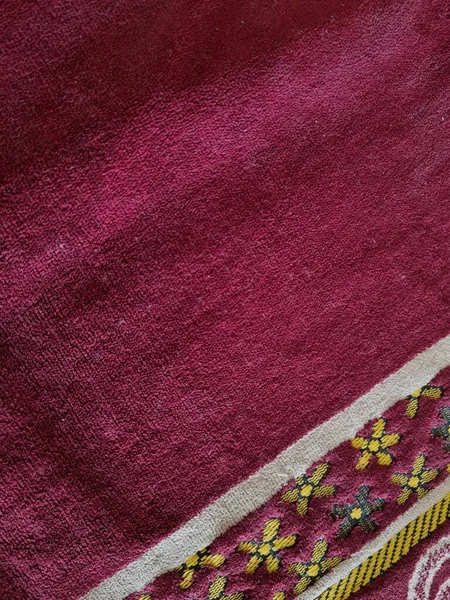 白色组合而成的红软纤维地毯背景 — 图库照片