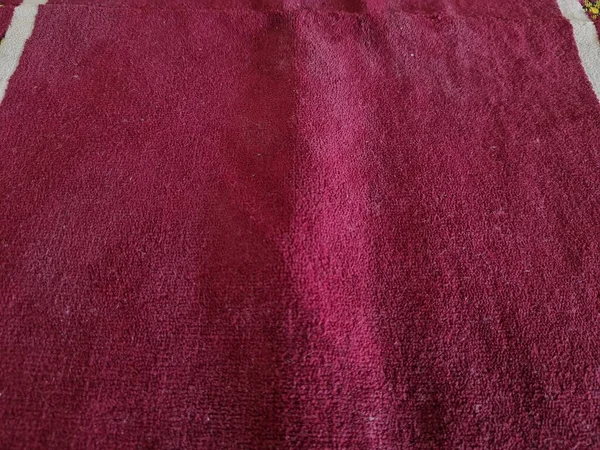 Sfondo Tappeto Fibra Morbida Rossa Con Una Combinazione Colore Bianco — Foto Stock