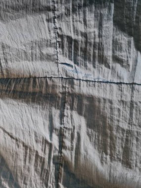 Parlak açık mavi kumaşlı, düzensiz kırışıklıkları ve gölgeleri olan soyut arkaplan kombinasyonu