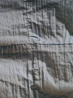 Parlak açık mavi kumaşlı, düzensiz kırışıklıkları ve gölgeleri olan soyut arkaplan kombinasyonu