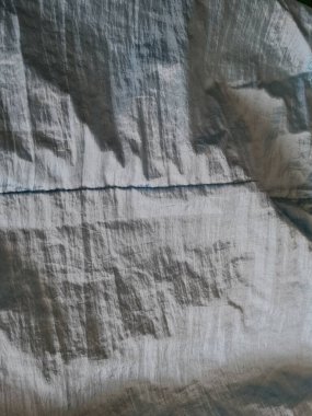 Parlak açık mavi kumaşlı, düzensiz kırışıklıkları ve gölgeleri olan soyut arkaplan kombinasyonu