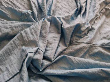 Parlak açık mavi kumaşlı, düzensiz kırışıklıkları ve gölgeleri olan soyut arkaplan kombinasyonu