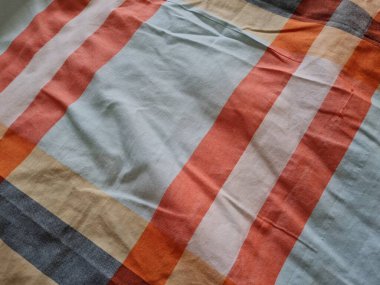 Soyut arkaplan bir kutu oluşturan çizgilerin renk kombinasyonlarıyla desenli beyaz sarong