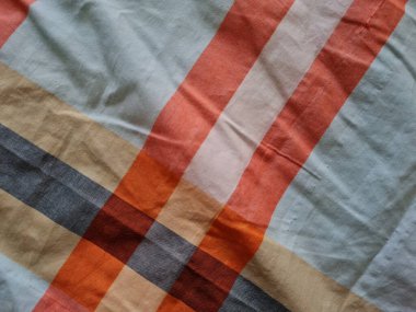 Soyut arkaplan bir kutu oluşturan çizgilerin renk kombinasyonlarıyla desenli beyaz sarong