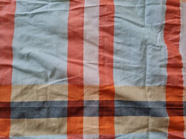 Soyut arkaplan bir kutu oluşturan çizgilerin renk kombinasyonlarıyla desenli beyaz sarong