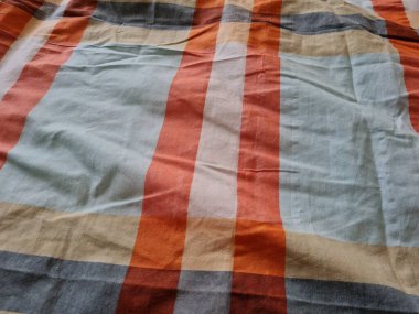 Soyut arkaplan bir kutu oluşturan çizgilerin renk kombinasyonlarıyla desenli beyaz sarong