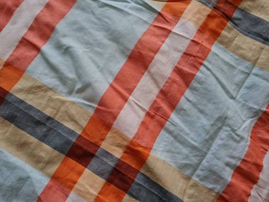 Soyut arkaplan bir kutu oluşturan çizgilerin renk kombinasyonlarıyla desenli beyaz sarong