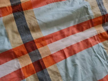 Soyut arkaplan bir kutu oluşturan çizgilerin renk kombinasyonlarıyla desenli beyaz sarong