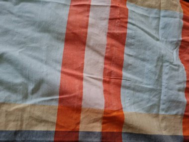 Soyut arkaplan bir kutu oluşturan çizgilerin renk kombinasyonlarıyla desenli beyaz sarong