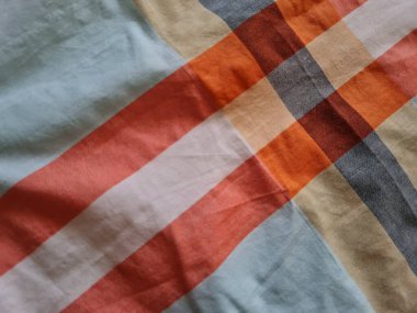 Soyut arkaplan bir kutu oluşturan çizgilerin renk kombinasyonlarıyla desenli beyaz sarong