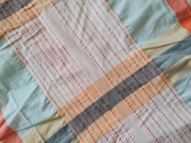 Soyut arkaplan bir kutu oluşturan çizgilerin renk kombinasyonlarıyla desenli beyaz sarong