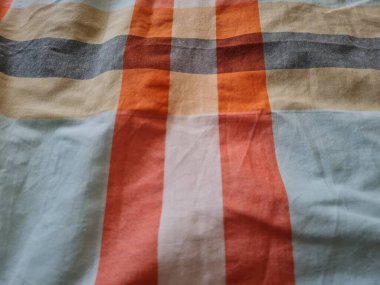 Soyut arkaplan bir kutu oluşturan çizgilerin renk kombinasyonlarıyla desenli beyaz sarong