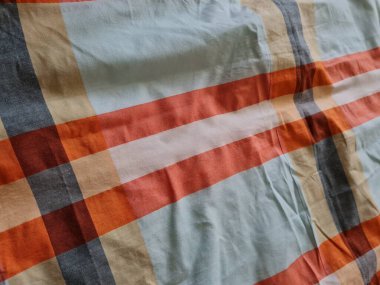 Soyut arkaplan bir kutu oluşturan çizgilerin renk kombinasyonlarıyla desenli beyaz sarong