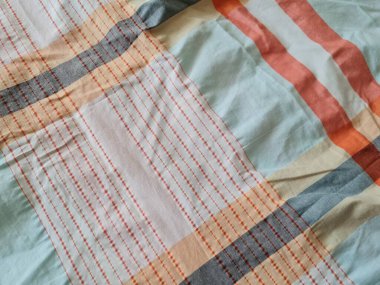 Soyut arkaplan bir kutu oluşturan çizgilerin renk kombinasyonlarıyla desenli beyaz sarong