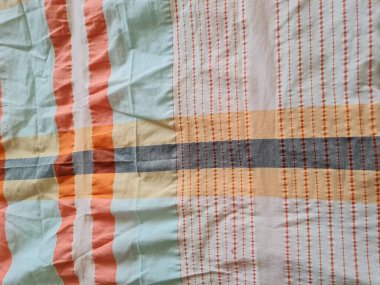 Soyut arkaplan bir kutu oluşturan çizgilerin renk kombinasyonlarıyla desenli beyaz sarong