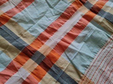 Soyut arkaplan bir kutu oluşturan çizgilerin renk kombinasyonlarıyla desenli beyaz sarong