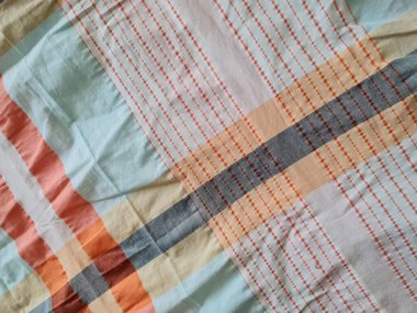 Soyut arkaplan bir kutu oluşturan çizgilerin renk kombinasyonlarıyla desenli beyaz sarong