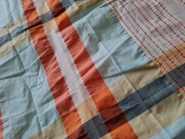 Soyut arkaplan bir kutu oluşturan çizgilerin renk kombinasyonlarıyla desenli beyaz sarong