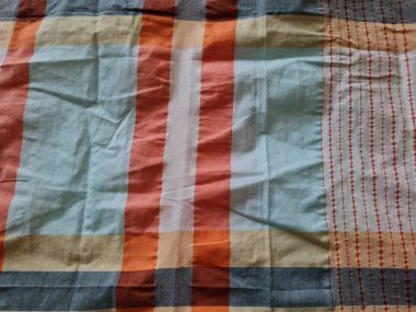 Soyut arkaplan bir kutu oluşturan çizgilerin renk kombinasyonlarıyla desenli beyaz sarong