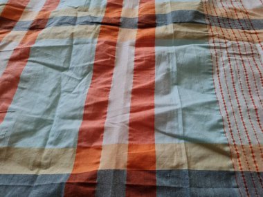 Soyut arkaplan bir kutu oluşturan çizgilerin renk kombinasyonlarıyla desenli beyaz sarong