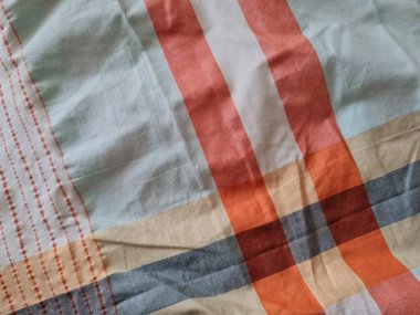 Soyut arkaplan bir kutu oluşturan çizgilerin renk kombinasyonlarıyla desenli beyaz sarong