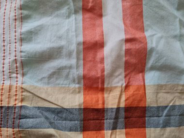 Soyut arkaplan bir kutu oluşturan çizgilerin renk kombinasyonlarıyla desenli beyaz sarong