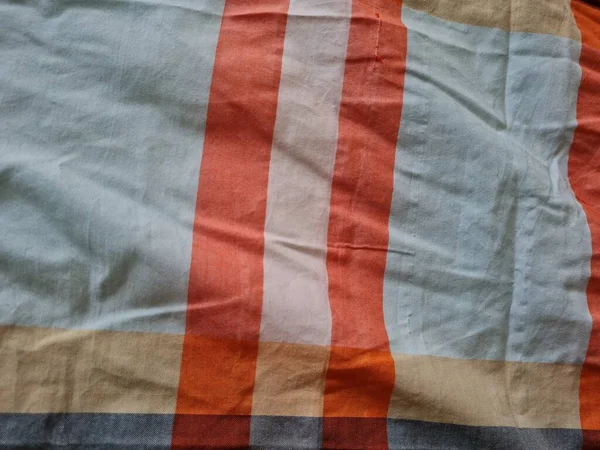 Soyut arkaplan bir kutu oluşturan çizgilerin renk kombinasyonlarıyla desenli beyaz sarong