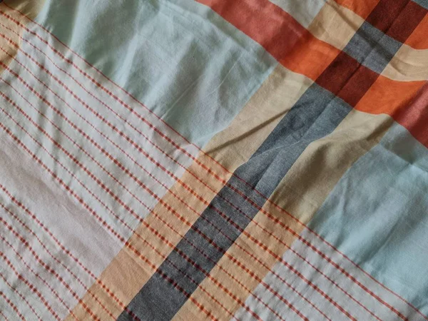 Soyut arkaplan bir kutu oluşturan çizgilerin renk kombinasyonlarıyla desenli beyaz sarong