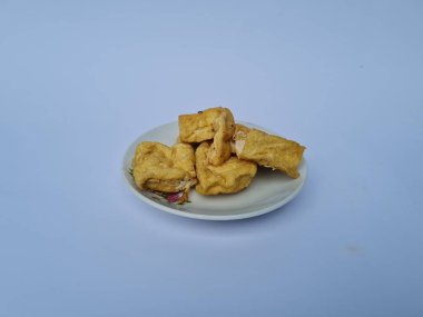 Beyaz tabakta kızarmış soya peyniri.