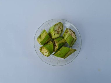 Yeşil patlıcan dilimleri beyaz ve mavi kombinasyonlarda izole edilmiş.