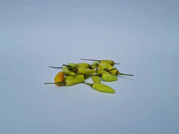 Samling Gröna Chilipeppar Isolerade Vit Och Blå Kombination — Stockfoto